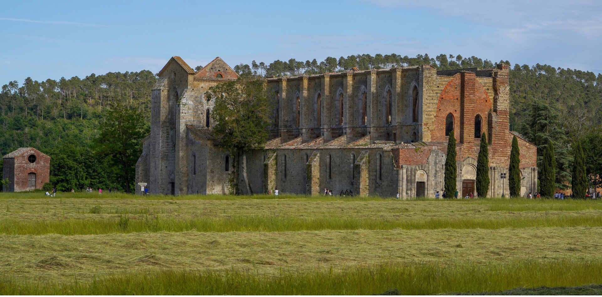 Abbazia di San Galgano e spada nella roccia